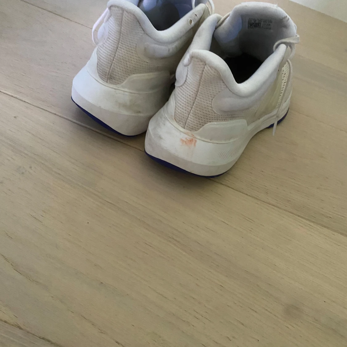 Vita Adidas sneakers med blå sula - 1