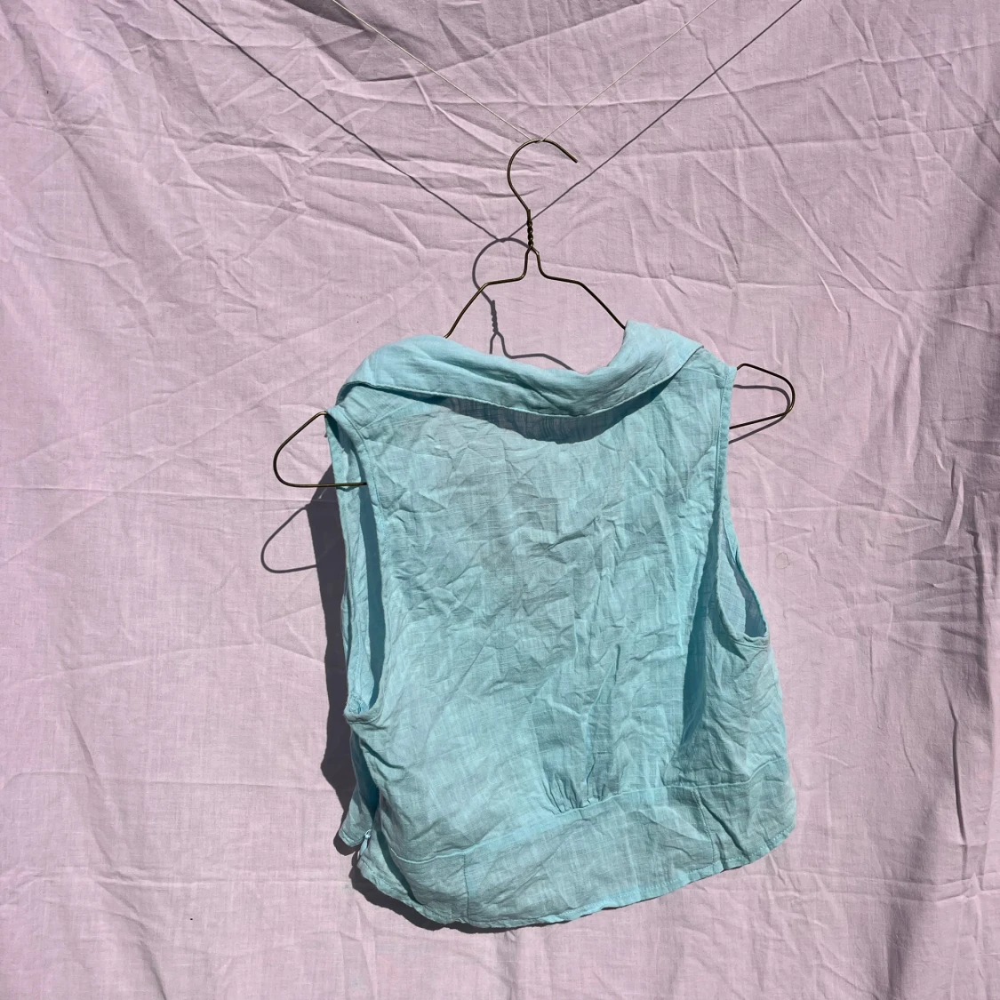 Ljusblå ärmlös linnetopp från Mirrou - 1