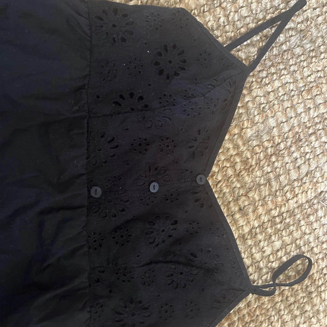 Svart broderad topp med knappar - 2