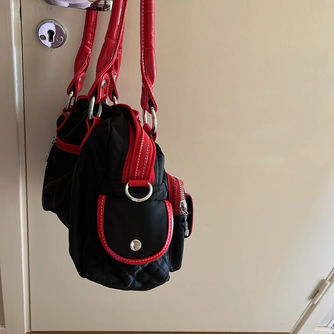Svart och röd axelväska från Gabaara - 2