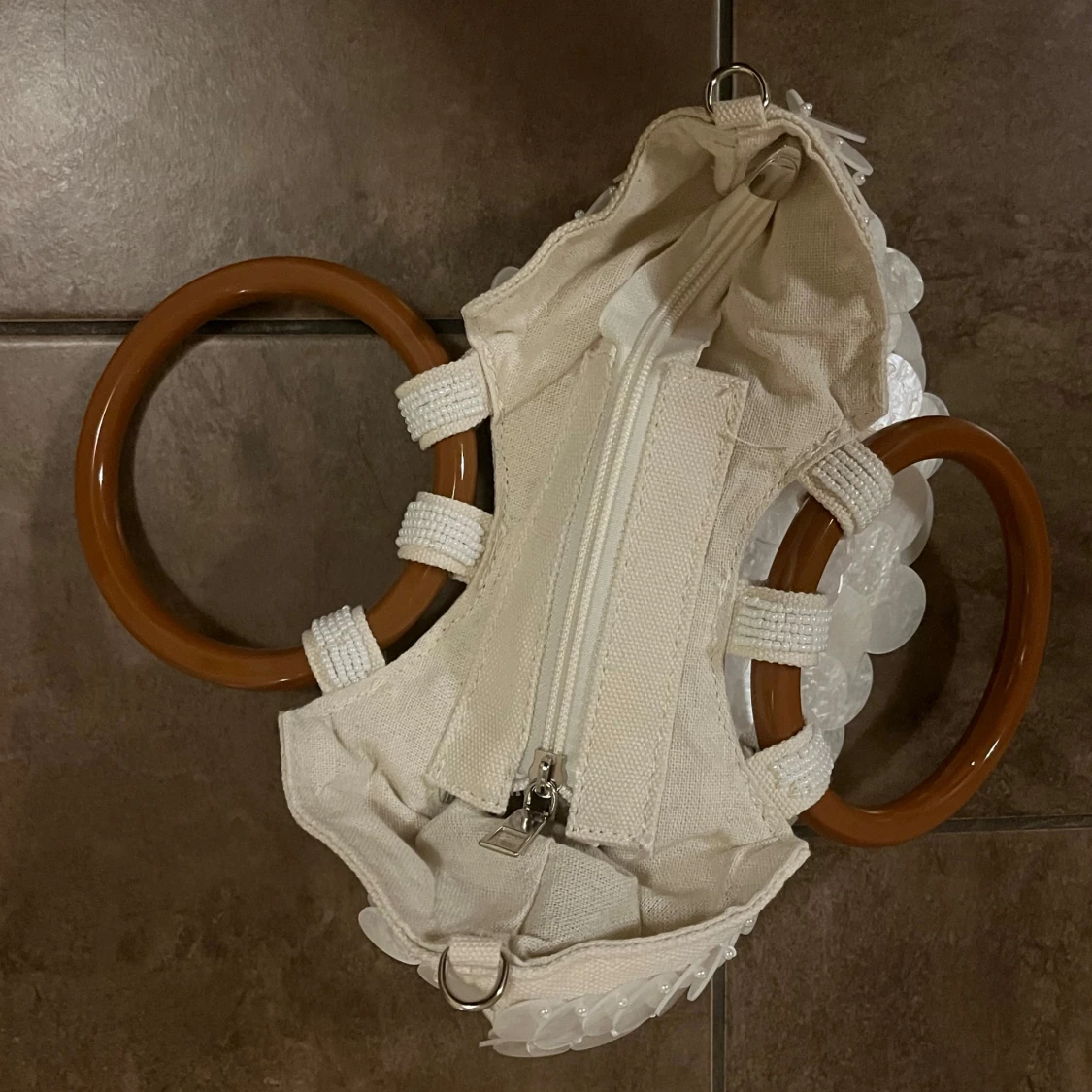 Vit handväska med snäck paljetter - 4