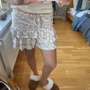 Gina tricot volangkjol - Säljer denna söta volangkjol från Gina i nytt skick. 