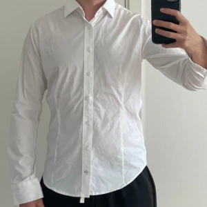 Skjorta  - Jack & Jones vit skjorta. Storlek S.