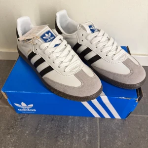 Adidas Samba OG - Adidas Samba OG. HELT NYA, storlek 40. (Har fler storlekar också). Box medföljer. skorna är ej äkt@‼️. BARA SNABBA AFFÄRER‼️ 