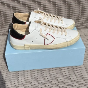 HELT NYA Philippe Model  - HELT NYA Vita Philippe model || Storlek 43 (innermått 28,6cm) || Mitt pris 2699kr || Box medföljer || Tveka inte på att höra av dig vid frågor eller funderingar 