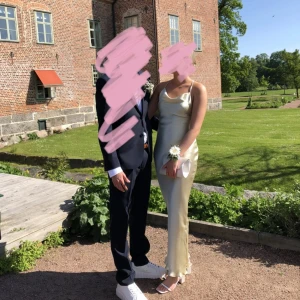 Balklänning/satinklänning - Säljer världens finaste satinklänning från ASOS som jag hade på bal. Storlek S/36. Nypris 920kr💕🫶🏼 Klänningen jag säljer är exakt samma som den jag har på mig men en annan likadan eftersom jag köpte två. Jag är 173 cm lå