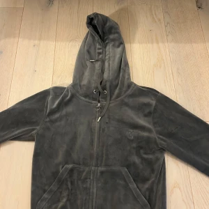 Grå velour hoodie från Juicy Couture - Juicy set i nyskick strl M i tröjan och s i byxorna. Nypris 2000 ( mitt pris 850) för hela setet 