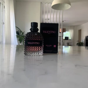 Valentino Uomo Born In Roma Intense - Valentino Uomo Born In Roma Intense EdP med en lyxig, mörk glasflaska som har nitar och en gradient från svart till rosa. Märkets logga i rosa på svart etikett. Kommer med originalkartong i svart med rosa detaljer. Flaskan är robust och har en modern, edgy design. Priset kan diskuteras!