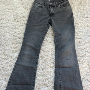 Bootcut svarta jeans med slitna kanter - Säljer dessa gråa jeans som är medelhöga i midjan. Dom är från Gina men lappen är bortklippt då den skavde🫶🏼 Storlek xs/s