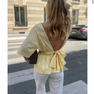 Gul blus med öppen rygg och rosett - Intressekoll!! På denna supersöta gula blus med öppen rygg 💛💛Köpt från fransk hemsida och är slutsåld 😍😍skicka bud vid intresse