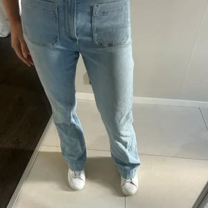 Wrangler ljusblå flare jeans W29 L30 - Säljer ett par ljusblå flare jeans från Wrangler med låg/medle hög midja