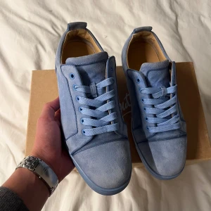Louboutin skor - Hej, säljer dessa christian louboutin louis junior | Storlek: 42  | Passar: 43 | Skick: 8/10 | Kommer med Box | Tveka inte att höra av dig vid frågor eller funderingar😊