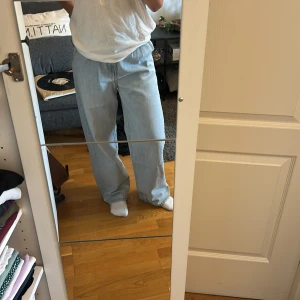 Ljusblå baggy jeans  - Säljer ett par ljusblå jeans från Amisu med bred passform och hög midja:) Jeansen har klassiska bakfickor och bälteshällor. Insydda på framsidan lite🥰lite slitna längst ner (se bild)