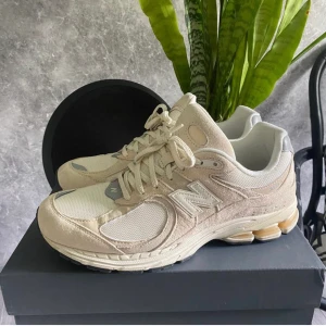 New balance 2002r - Nya New balance 2002r  Använda endast ett fåtal gånger Nyskick  Hör av dig vid frågor Storlek 45,5 men sitter som 44. Riktigt feta och eftertraktad färg Om är slutsåld på föesta ställen