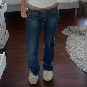 Blå lågmidjade bootcut jeans  - Snygga blå jeans från Mary Jeans Co. med bootcut passform och låg midja. Jeansen har en snygg passform och består av  ett bekvämt jeans material! Jeansen är i bra skick, insydda i midjan för att de va för stora för mig men går lätt att sprätta upp! Innebenslängden är 78cm midjemått rakt över 37cm (när de är insydda) passar mig som är 166 med långa ben! Va inte rädd att frpga om ni har frågor, jag svarar så snabbt som möjligt!💞💞