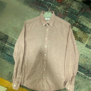 Rosa skjorta från Lindbergh i linne - Snygg rosa skjorta från Lindbergh i slim fit med klassisk krage och vita knappar. Tillverkad i en skön mix av bomull och linne.