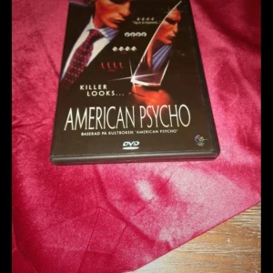 Dvd film - American Psycho - Upptäck kultklassikern American Psycho, baserad på Bret Easton Ellis roman. En spännande och mörk thriller som utmanar och fascinerar, perfekt för dig som gillar intensiva berättelser och psykologiska teman. DVD-utgåva med extramaterial.