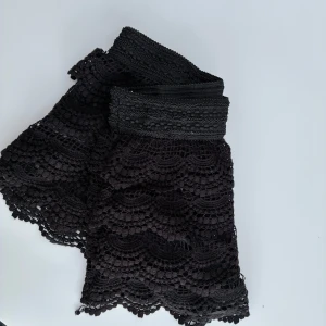 Svarta spets-shorts från Chelsea - Snygga svarta shorts från Chelsea med volanger. En volang längst ner har släppt lite men går säkert att fixa och man tänker inte på de. Passar upp till M/L                                                 Pris går att diskutera ❣️❣️