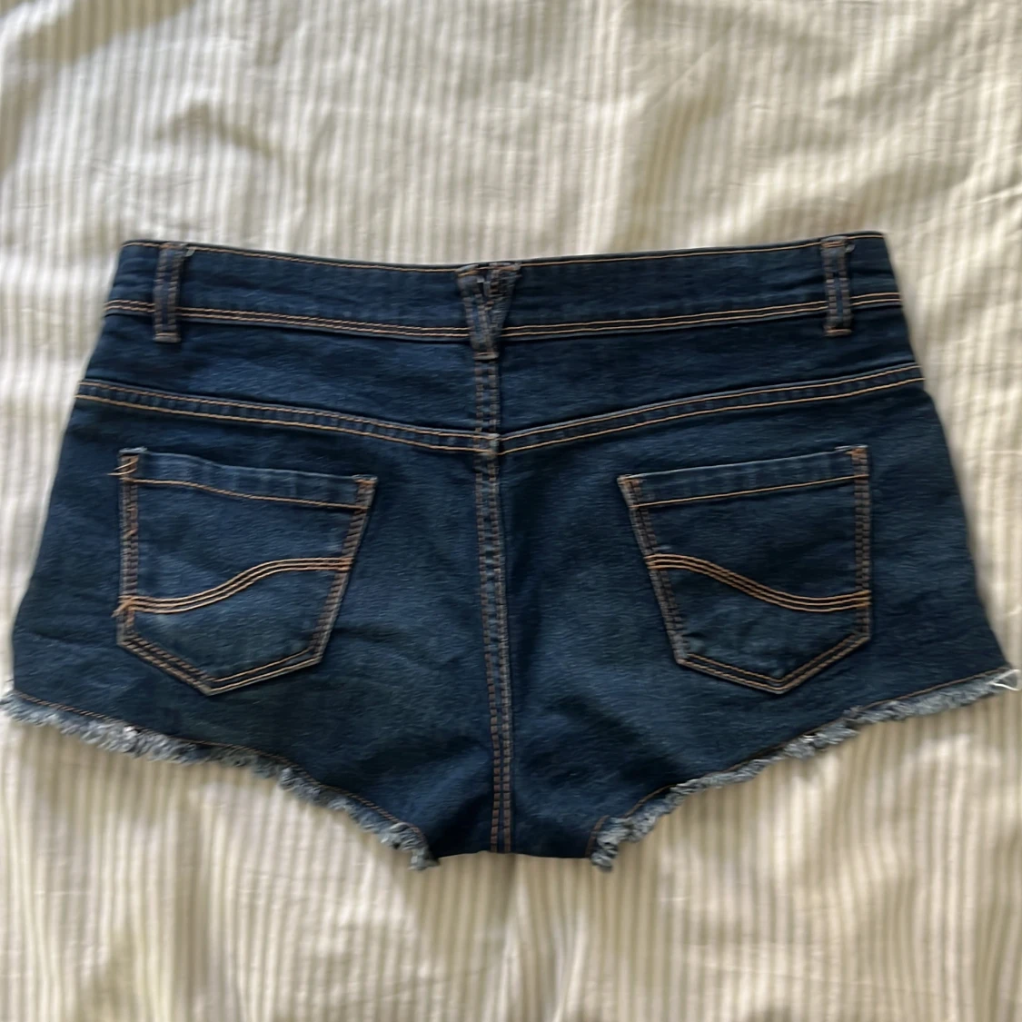 Mörkblå jeansshorts med fransad kant - 1
