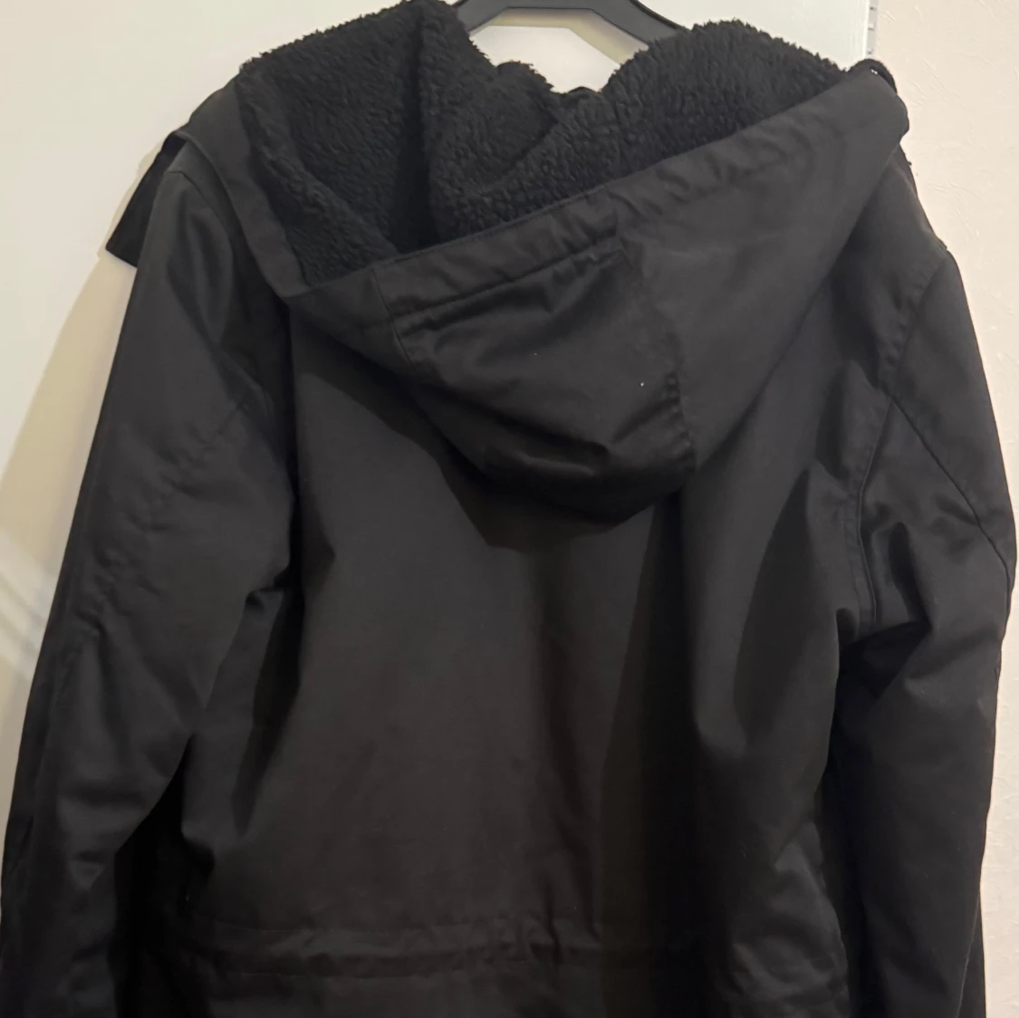 Svart parkajacka med teddyfoder  - 2