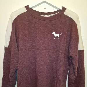 Långärmad tröja från Victoria's Secret  - Snygg långärmad tröja från Victoria's Secret Pink collection. Loose fit och kontrastfärgade axlar. Perfekt för mysdagar. 