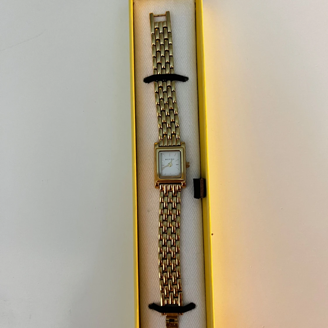 Guldig fyrkantig klocka från Bovou - 1