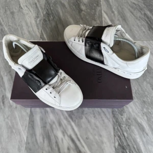 Valentino Open skor  - Valentino Open - Skick: Fint skick - Tillbehör: Valentino kort - Nypris: 6000kr - TrendWardrobe