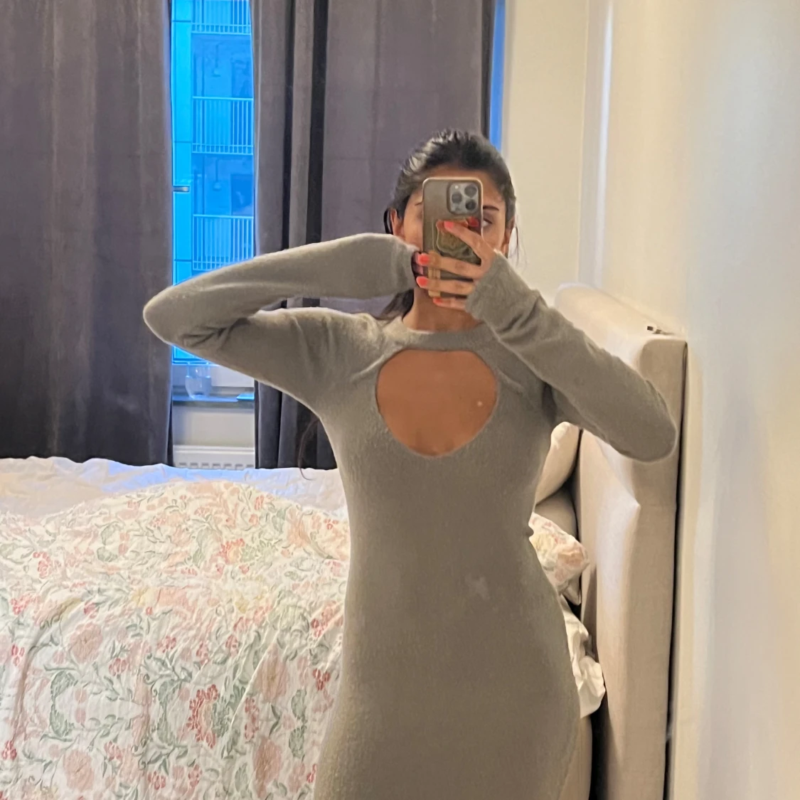 Beige stickad klänning med öppen rygg - 1