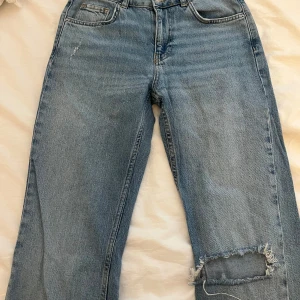 Fina jeans från ginatricot! - Säljer ett par jeans från gina med ett hål vid knät, tycker dom är skit snygga men är för små för mig. Har inte använt dom så mycket så dom är relativt nya. 