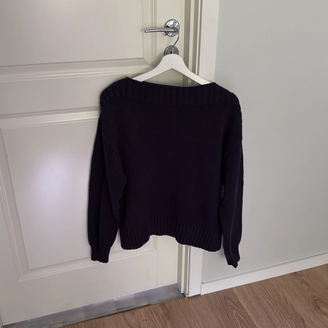 Mörkblå stickad tröja med bred krage