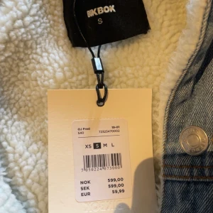 Jeans jacka  - super snygg fodrad jeans jacka från bik bok i stl S, har tyvärr aldrig kommit till användning så helt ny med prislappen kvar! 