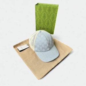 Ljusblå Gucci keps med meshdetaljer - Helt ny och oanvänd – med tags kvar! Notera: Endast tagsen på kepsen tillkommer.  Obs! Passformen på kepsen kan skilja sig från hur den ser ut på bilderna – förvänta dig därför inte exakt samma form.