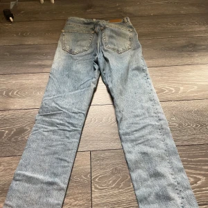 jeans Gina tricot  - blåa raka jeans från Gina tricot i stl 34, använd en del men inget som syns. jättesköna 