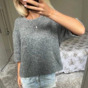Stickad kortärmad grå mohair tröja - Säljer denna gråa kortärmade mohair stickade tröjan. Har du någon fråga är det bara att höra av dig🫶🏻