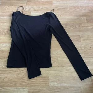 Långärmad Topp - Långärmad topp från GINA TRICOT, med öppen rygg. Nypris 289kr. Köparen står för frakten. Pris kan diskuteras vid snabb affär.