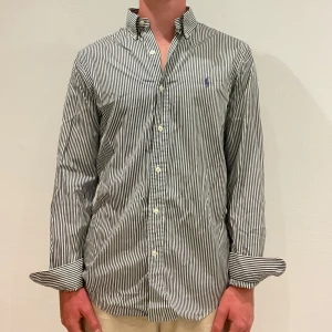 Randig Ralph Lauren Skjorta - Vit/ grön randig Ralph lauren skjorta || Storlek S || Skjortan är i bra skick || Mitt pris 599kr || Modellen på bilden är 170cm och väger 62kg || Tveka inte på att höra av dig vid frågor eller funderingar 
