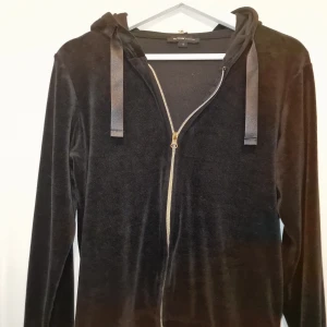 Svart velour hoodie  - Svart hoodie i mjuk velour i storlek S. Tröjan har huva med breda satinband och är bland den mjuukaste velouren 💕 Kommer tyvärr ej till användning. 