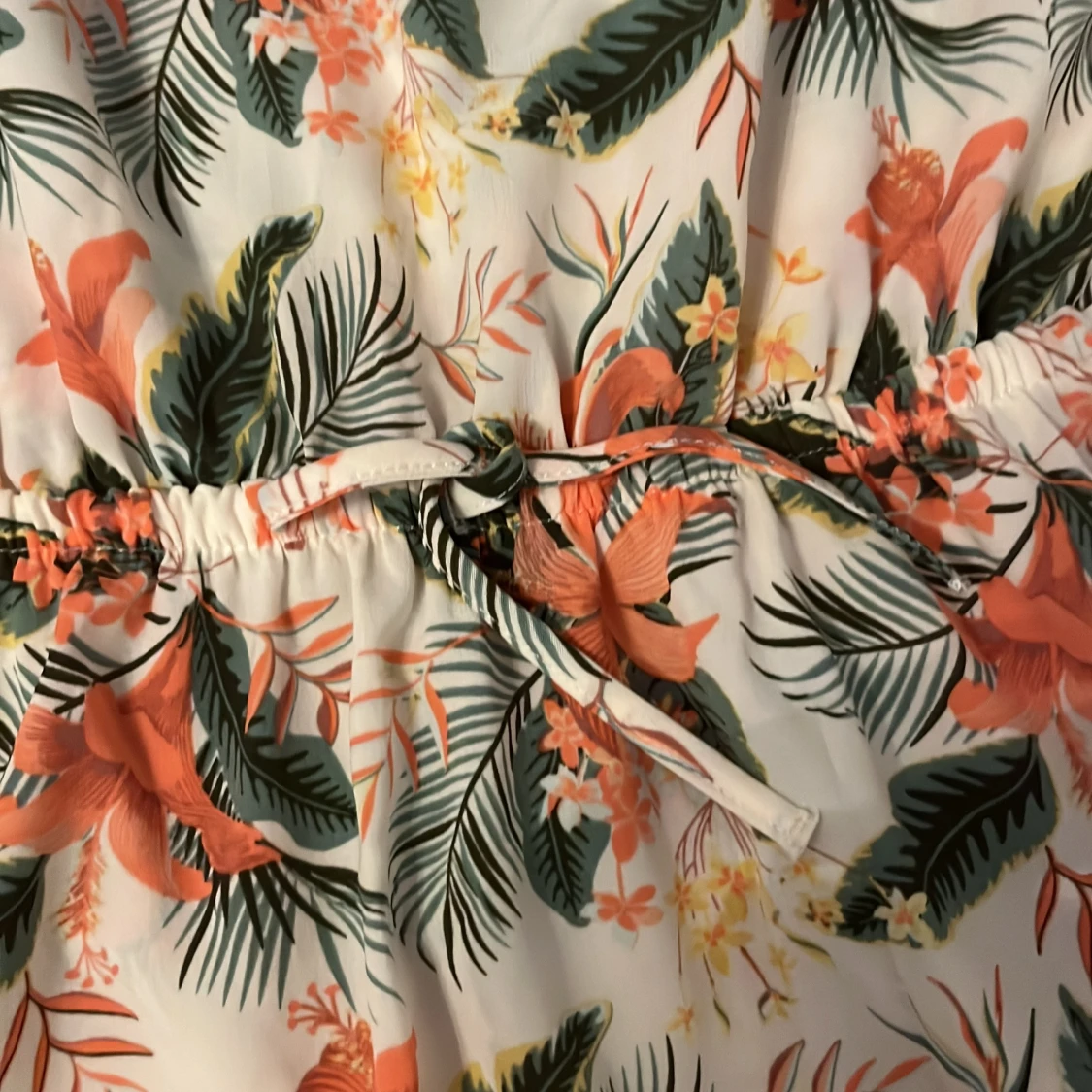 Blommig kortklänning från Basic Needs - 3