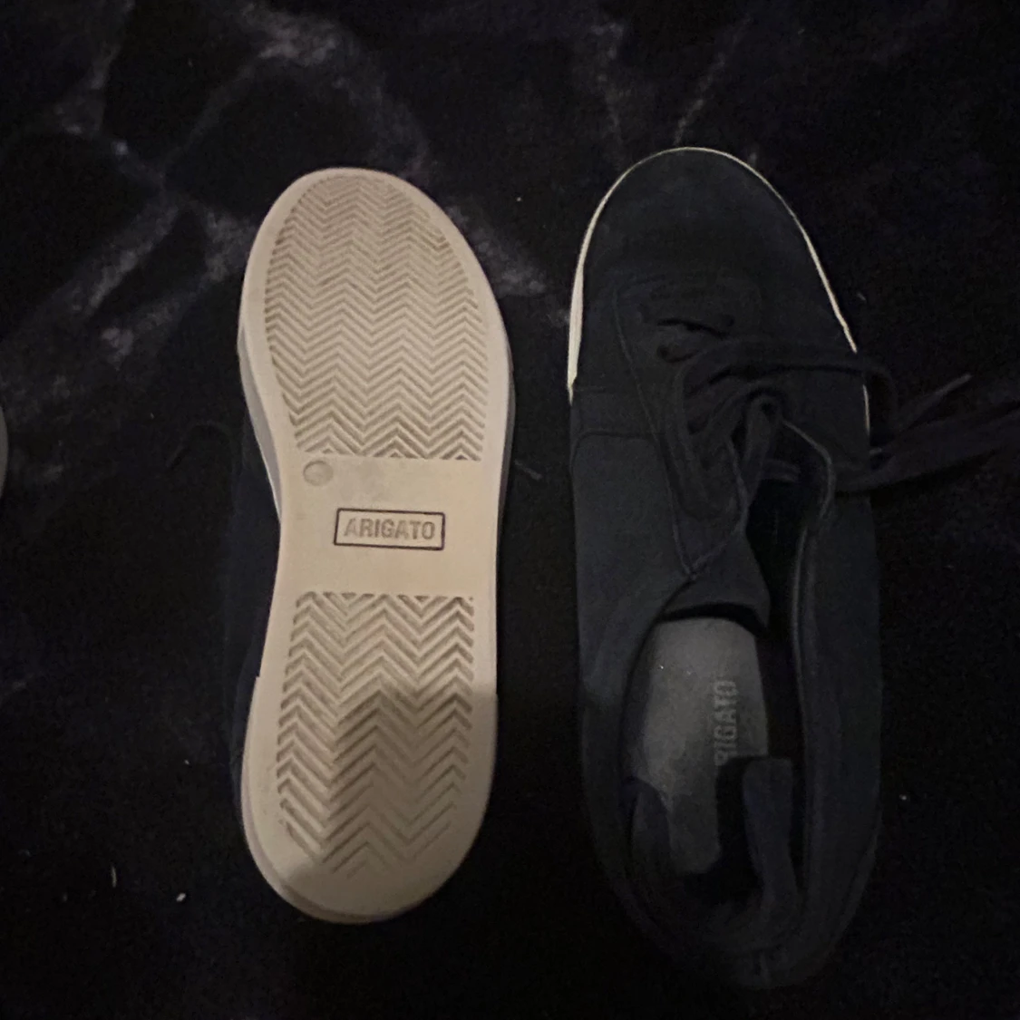 Mörkblå sneakers från Axel Arigato