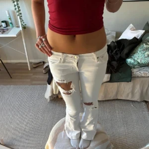 Lågmidjade vita jeans - Lågmidjade vita jeans, as snygga. Storlek XS/S💕 midjemått rätt över: 37 cm, innerbenslängd: 79 cm