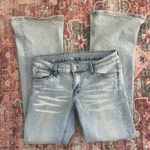 Cheap Monday bootcut jeans  - Cheap Monday bootcut lågmidjade jeans💞I färgen ljusblå och storlek 30/32. Helt nya använda en gång, säljer då de tyvärr inte passar mig. Midjemått: 41cm + väldigt stretchiga. Innerbenslängd: 80cm