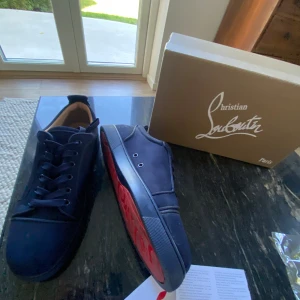 Mörkblå sneakers från Christian Louboutin - Äkta loubs! Säljer då dem blivit för små! Priset inte hugget i sten! Mycket bra skick! 