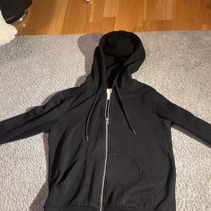 Svart hoodie  - Svart hoodie från HM och är i xs bra skick och skön tröja. 
