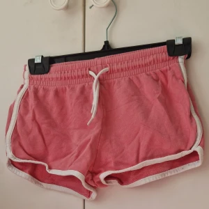 Rosa mjukis shorts med vit kant  - Säljer ett par rosa shorts från Cubus i storlek 146/152. De har vit kant runt och elastisk midja. 