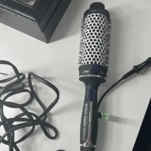 Björn Axén Tools varmluftsborste - Säljer en svart och silver varmluftsborste från Björn Axén Tools med rund borste och keramisk yta. Perfekt för att styla och ge volym till håret. Borsten har små piggar och flera värmeinställningar, samt en lång sladd för enkel användning.