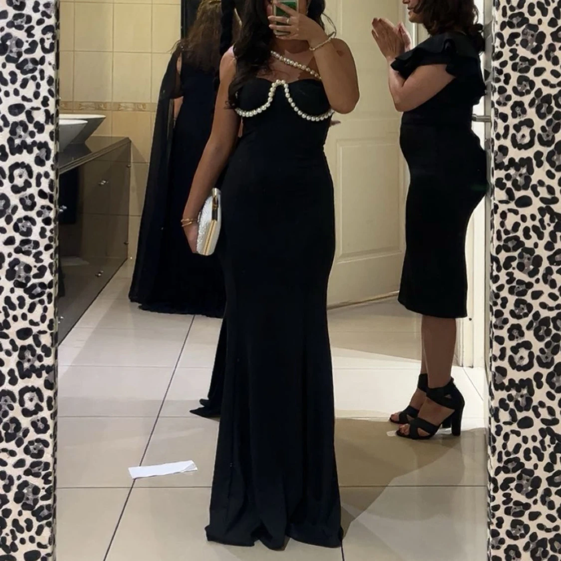 Svart långklänning med pärldetaljer - 1