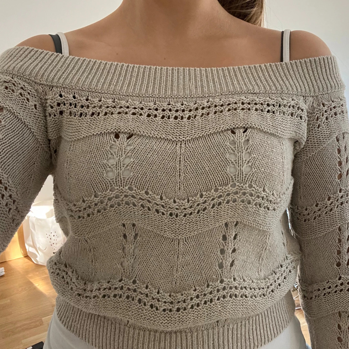 Beige offshoulder stickad tröja - 2