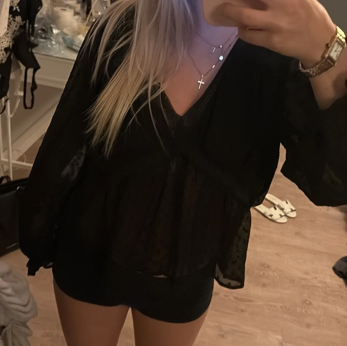 Svart blus med v-ringning och volang - 2