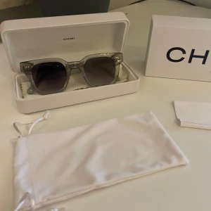 CHIMI - Snygga solglasögon från CHIMI med transparent grå båge och mörkgrå tonade glas. Modellen är fyrkantig och kommer med originalväska, putsduk och box. Glasögonen är använda väldigt fåtal gånger. 
