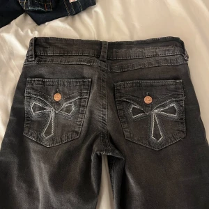 Svarta jeans med broderade fickor Gina Tricot - Säljer mina jeans från Gina Young i storlek 158 tall och passar mig perfekt som brukar ha 34. Dom har inga defekter alls och i bra skick !!